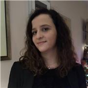 Profesora de letras imparte clases tanto presenciales como online